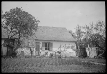 Berthier photographie Maison de ménagers. Façade sur la jardin Picardie, France 1945/5/1 Ph.1945.66.18 Photo