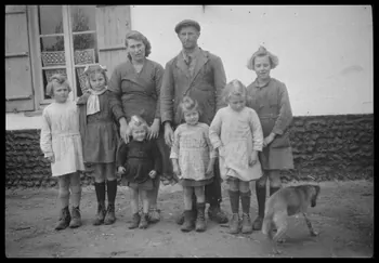 Berthier photographie Famille de ménagers Picardie, France 1945/5/1 Ph.1945.66.19 Photo