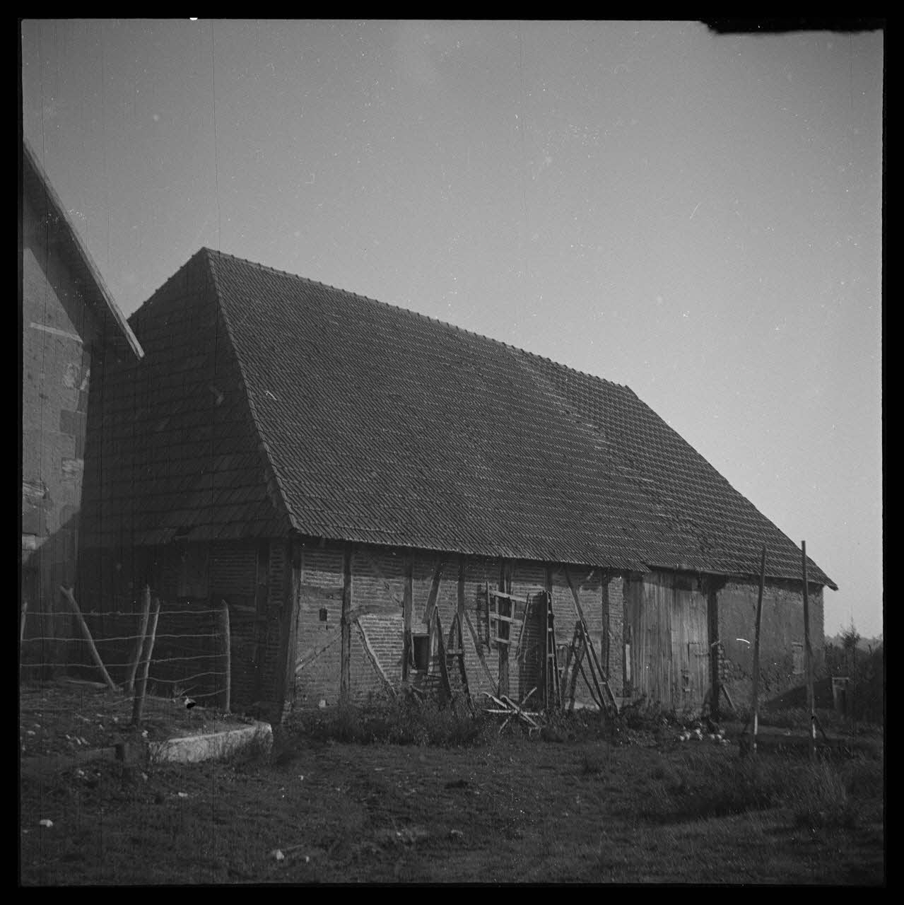 Bourgeois photographie Domaine. Grange avec pans de bois du domaine voisin Auvergne, France 1943/9/19 Ph.1943.227.121 Photo