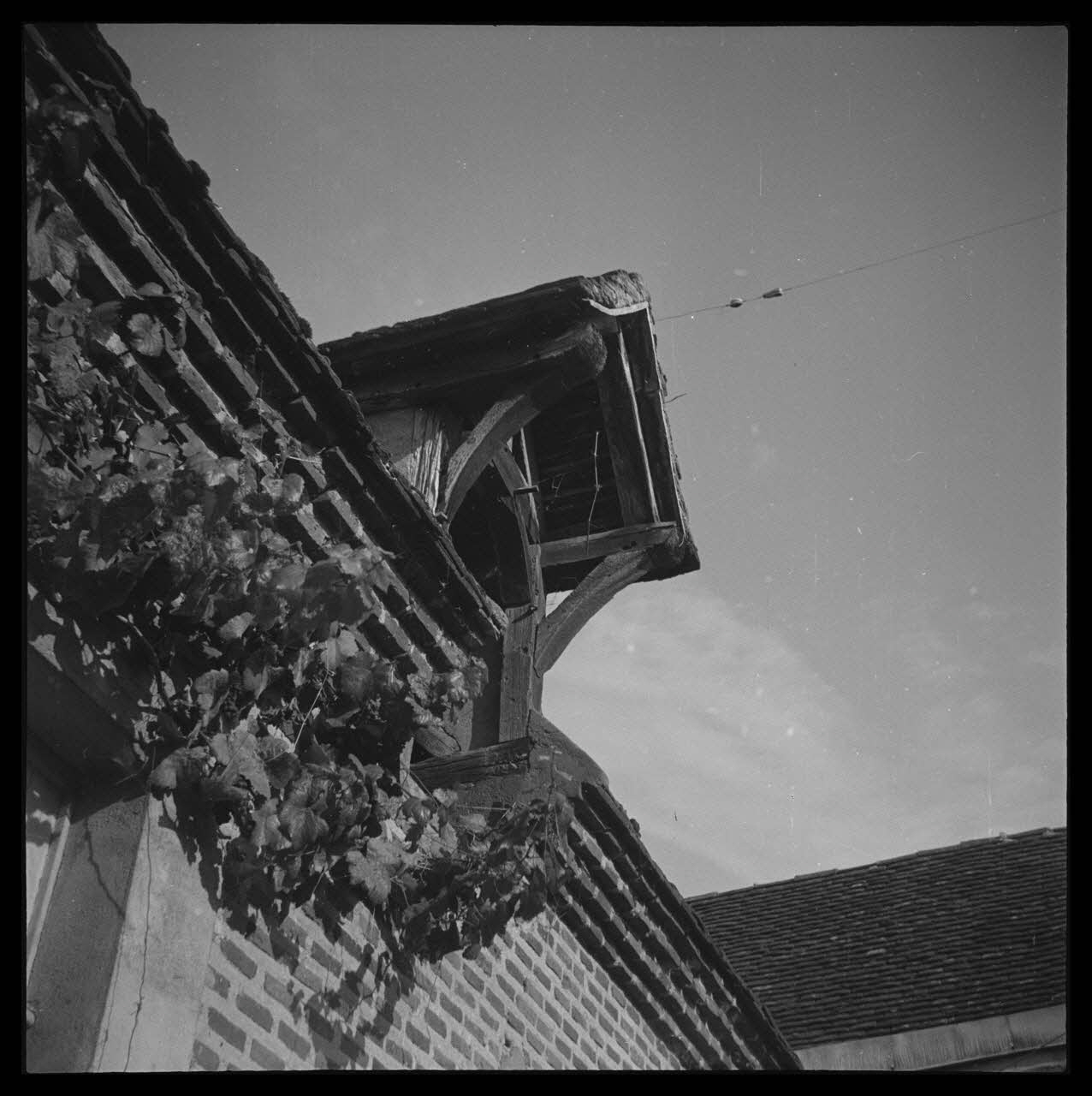 Bourgeois photographie Route de Bessaye. Maison de Monsieur Merger. Lucarne Auvergne, France 1943/9/10 Ph.1943.227.47 Photo