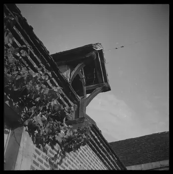 Bourgeois photographie Route de Bessaye. Maison de Monsieur Merger. Lucarne Auvergne, France 1943/9/10 Ph.1943.227.47  Photo