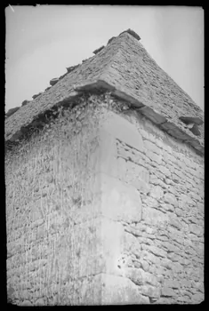 Jean Compagnon photographie Chez Monsieur Colon. Angle Ouest du bâtiment du logis Aquitaine, France 1943/9/1 Ph.1943.265.37 Photo