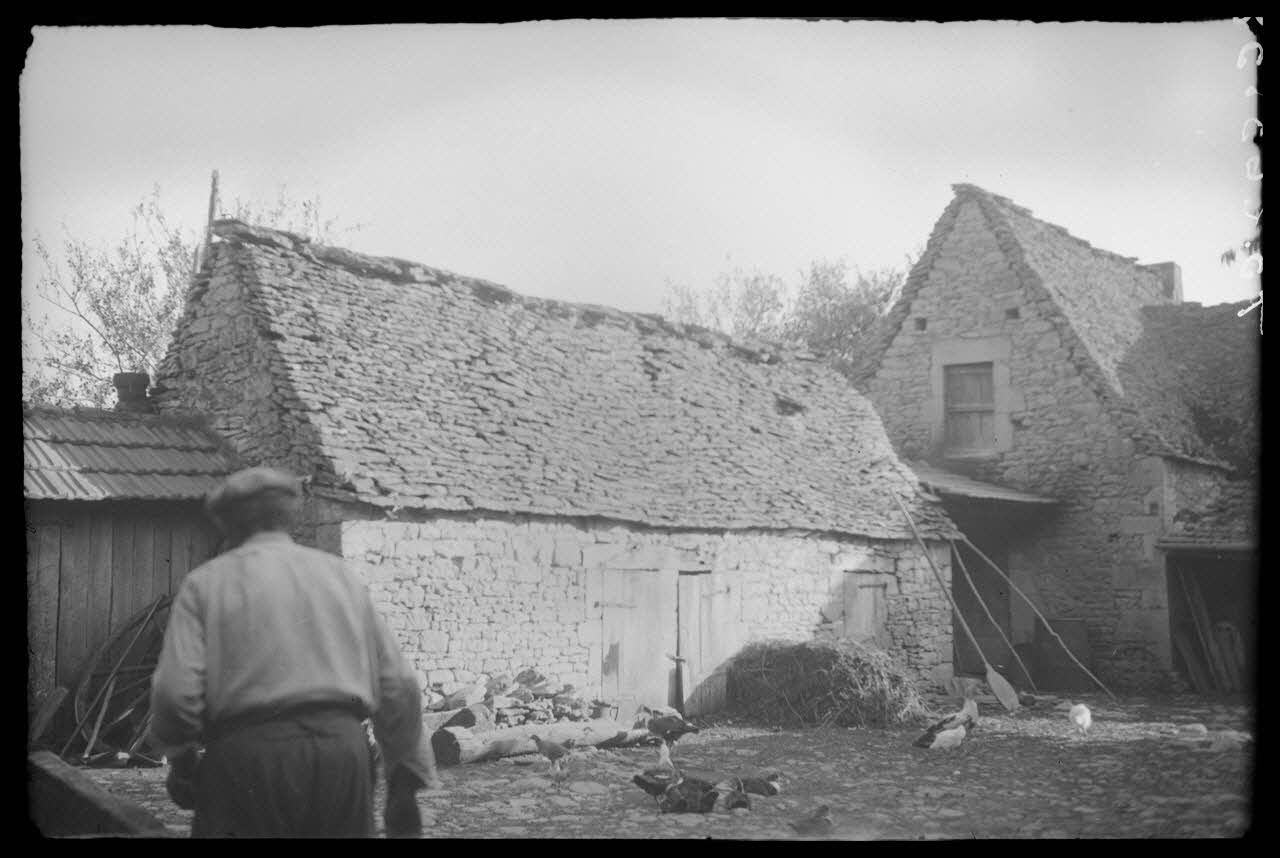 Jean Compagnon photographie Chez Monsieur Colon. Les porcheries, le four et l'ancien logis du maréchal-ferrant Aquitaine, France 1943/9/1 Ph.1943.265.38 Photo
