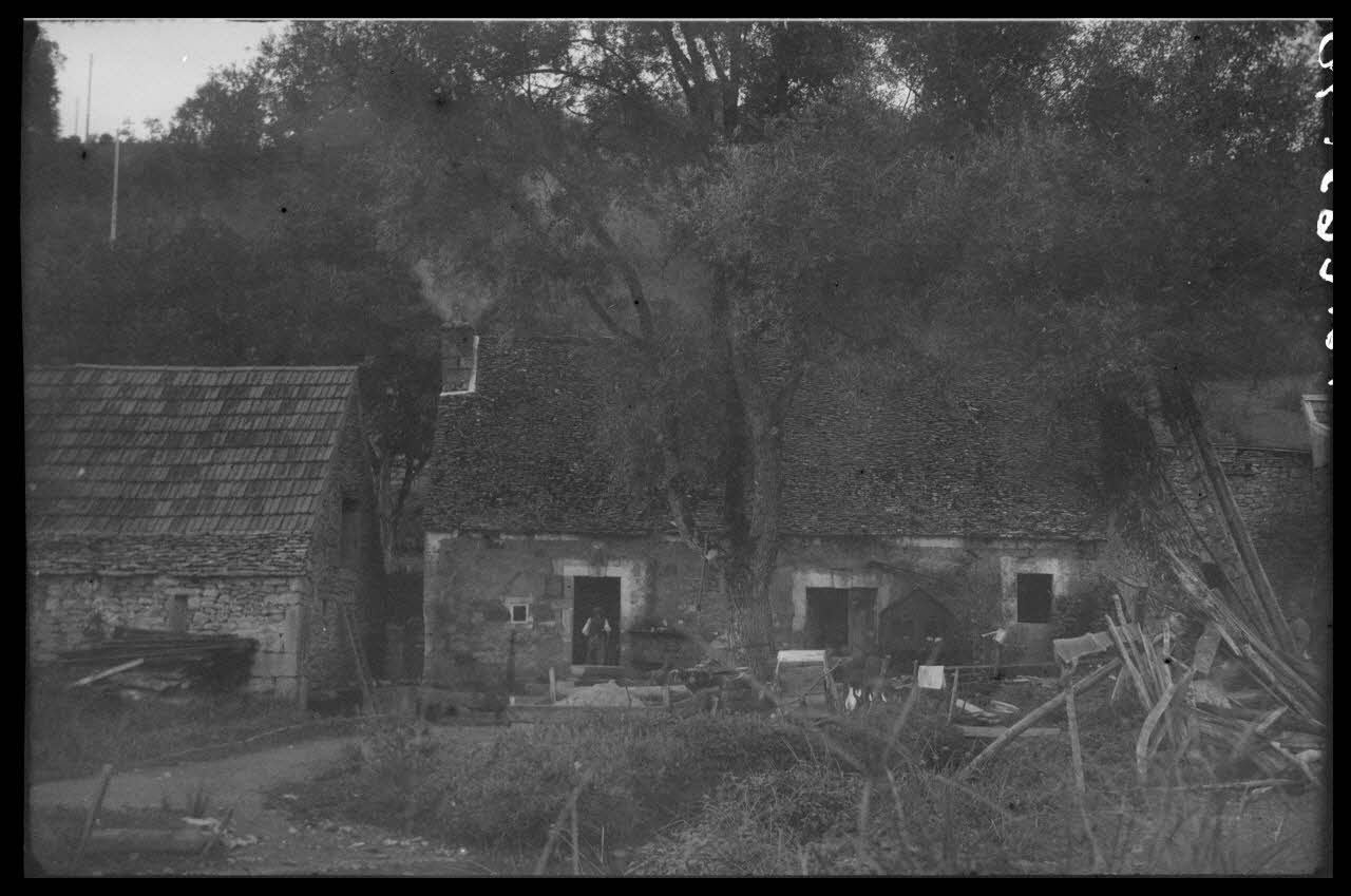 Jean Compagnon photographie Chez Monsieur Delhary. Vue sur le logis Aquitaine, France 1943/9/1 Ph.1943.265.40 Photo