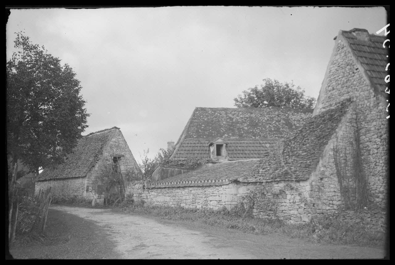 Jean Compagnon photographie Chez Monsieur Alix. Vue générale de la ferme Aquitaine, France 1943/9/1 Ph.1943.265.54 Photo