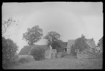 Jean Compagnon photographie Chez Madame Léonie. Vue générale de la ferme Aquitaine, France 1943/9/1 Ph.1943.265.55 Photo
