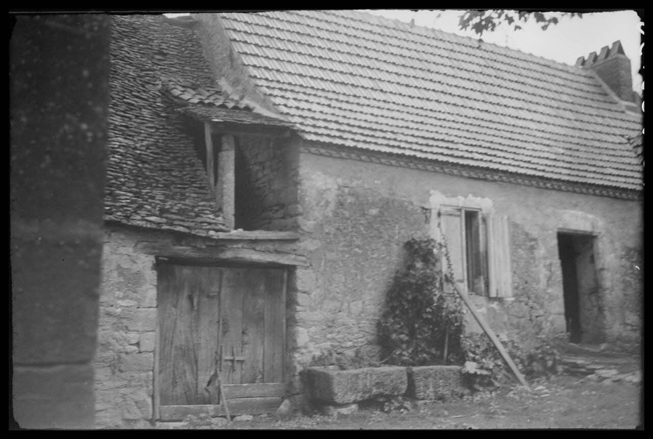Jean Compagnon photographie Chez Mme Léonie. Logis et porte de la grange Aquitaine, France 1943/9/1 Ph.1943.265.56 Photo