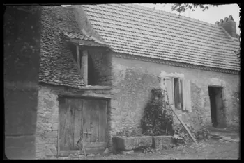 Jean Compagnon photographie Chez Mme Léonie. Logis et porte de la grange Aquitaine, France 1943/9/1 Ph.1943.265.56 Photo