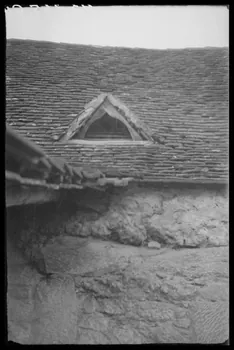 Jean Compagnon photographie Logis avec "balet" et escalier. Détail de la chatière sur le toit de l'ancien logis Aquitaine, France 1943/9/1 Ph.1943.265.64  Photo