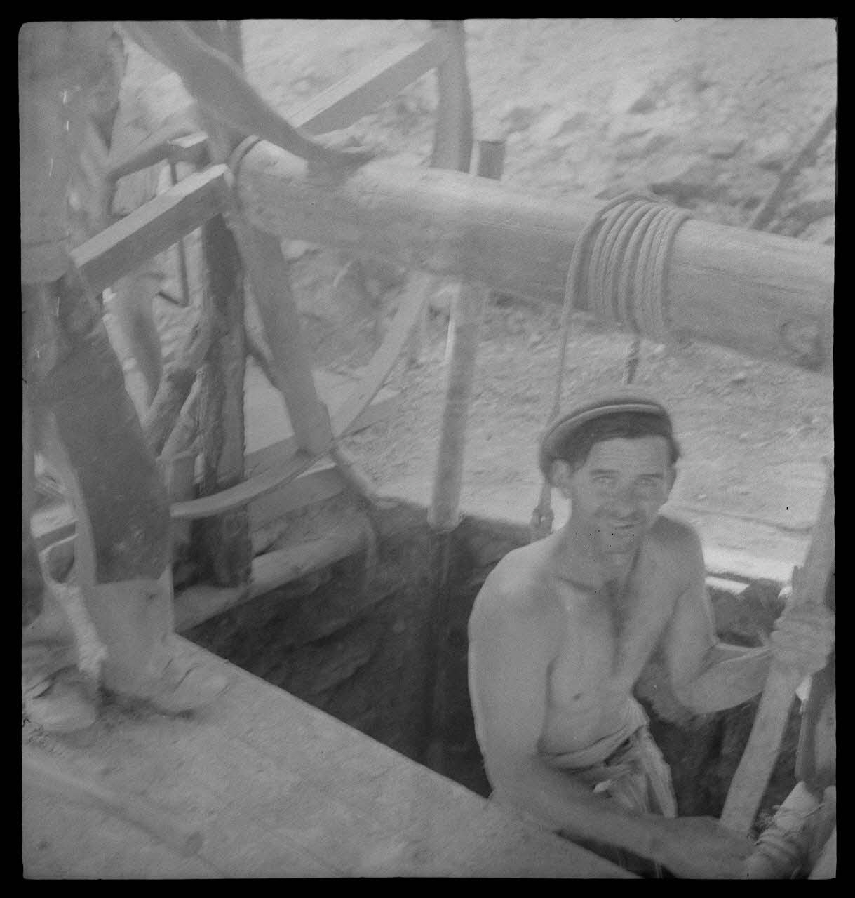 Guy Moinet photographie Trou pour l'extraction de la terre Provence-Alpes-Côte d'Azur, France 1945/6/1 Ph.1945.94.15 Photo Mucem / Guy Moinet