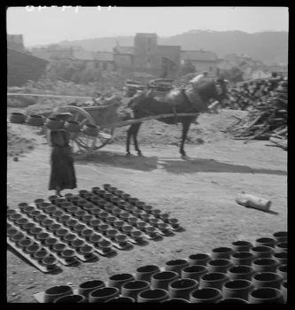 Guy Moinet photographie Séchage des marmites Provence-Alpes-Côte d'Azur, France 1945/6/1 Ph.1945.94.46 Photo