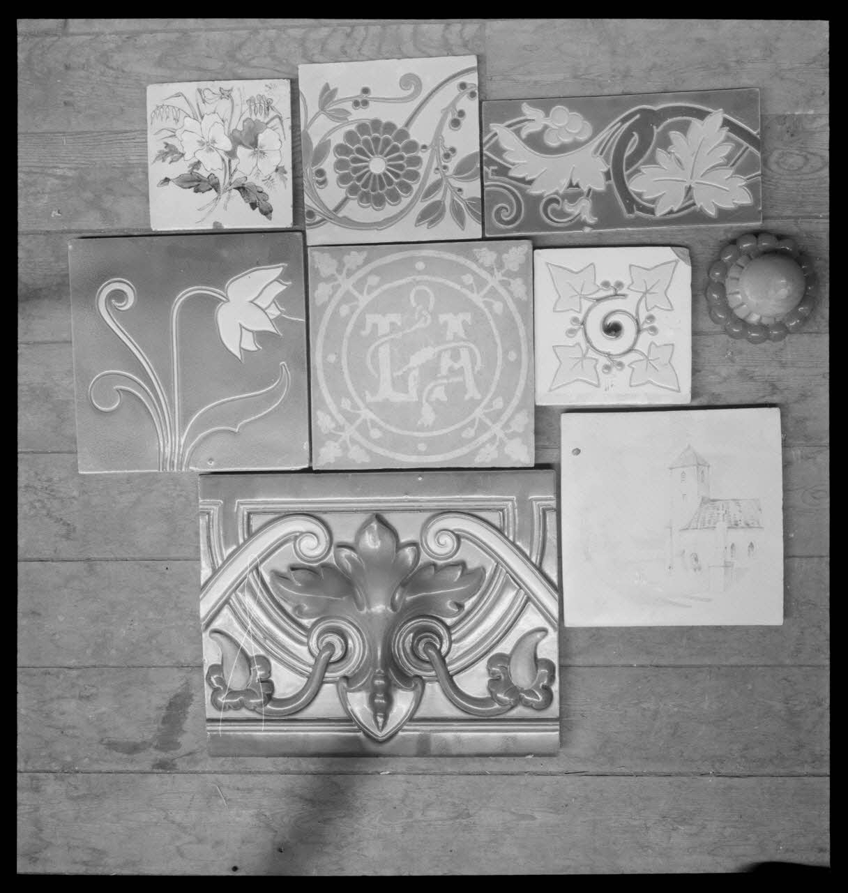 Pierre Soulier photographie Loebnitz, manufacture de poêles et faïences décoratives (Paris, 9è arrondissement). Vue d'ensemble de carreaux avec fleurs, animaux et décor géométrique. Epoque 1889-1900 Ile-de-France, France 1946/9/2 Ph.1946.54.4 Photo