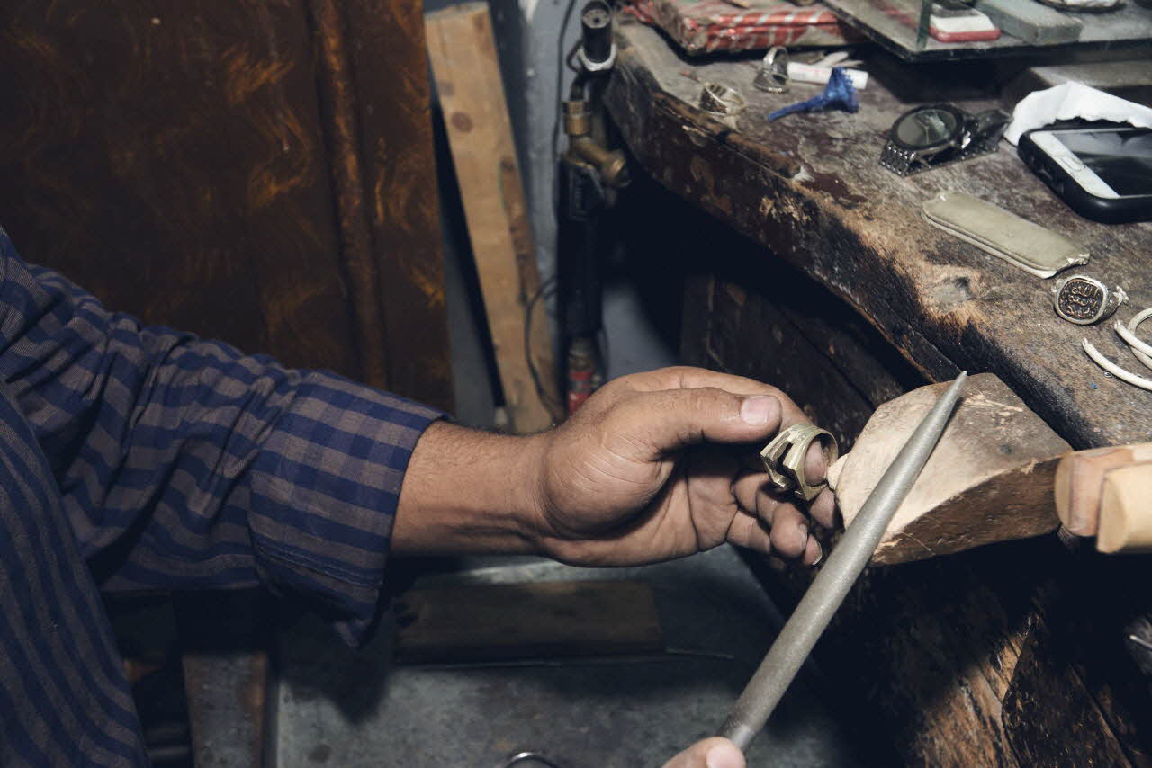 photographie Etapes de réalisation d'une bague en argent, selon la technique de la fonte à la cire perdue, atelier Ahmed Hussein Le Caire, Egypte 2017 Ph.2018.26.8 Photo Mucem/ Yves Inchierman