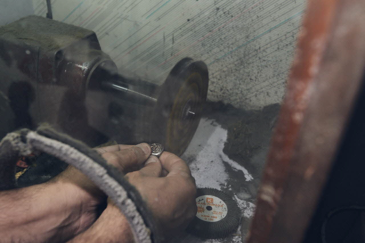 photographie Fabrication d'une paire de boucles d'oreilles en argent, atelier Ahmed Hussein Le Caire, Egypte 2017 Ph.2018.26.9 Photo Mucem/ Yves Inchierman