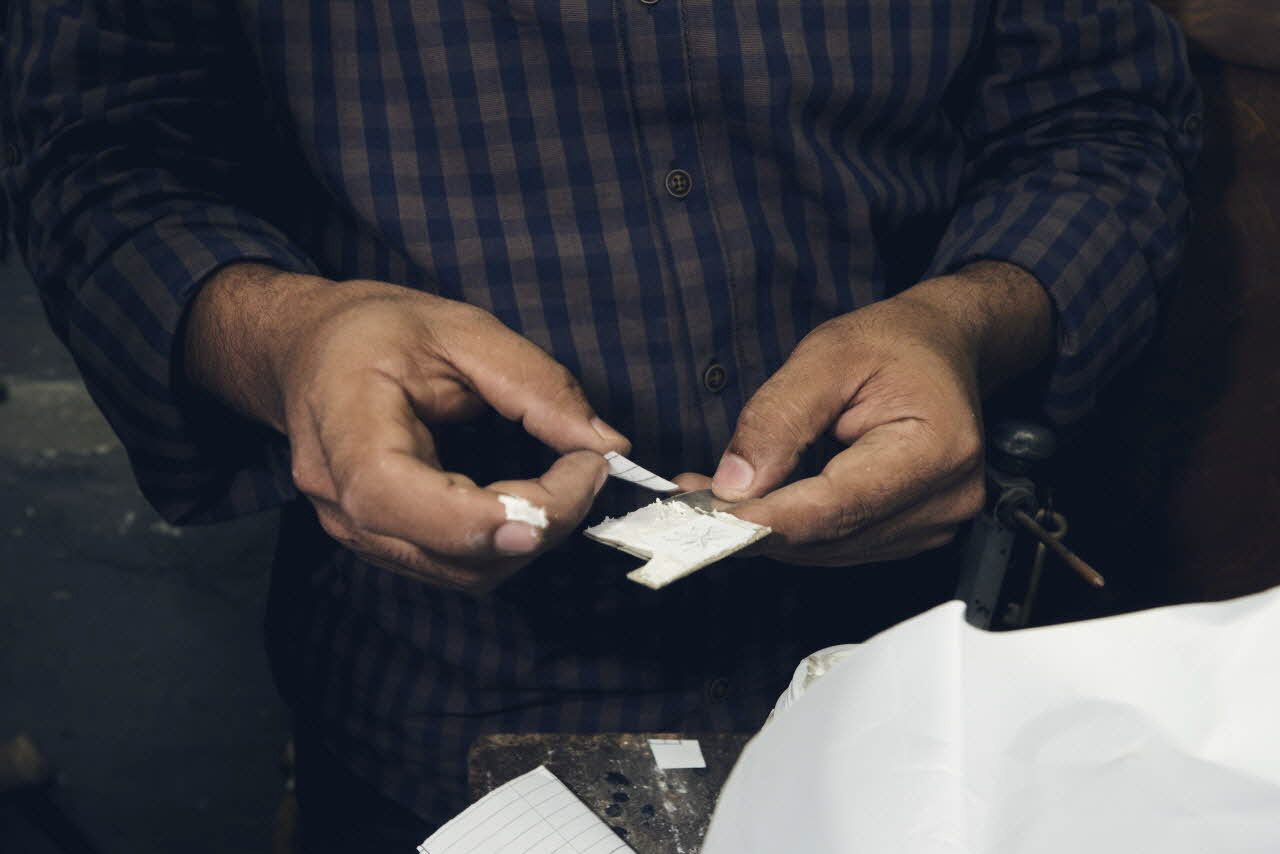 photographie Fabrication d'une paire de boucles d'oreilles en argent, atelier Ahmed Hussein Le Caire, Egypte 2017 Ph.2018.26.10 Photo Mucem/ Yves Inchierman
