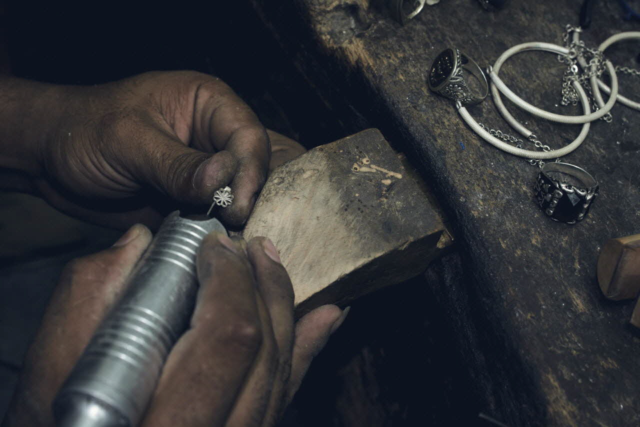 photographie Fabrication d'une paire de boucles d'oreilles en argent, atelier Ahmed Hussein Le Caire, Egypte 2017 Ph.2018.26.11 Photo Mucem/ Yves Inchierman