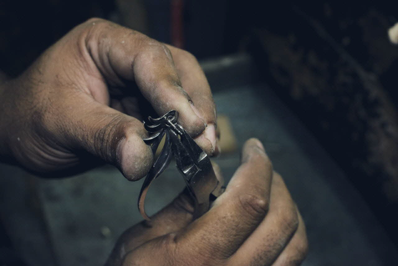 photographie Fabrication d'une paire de boucles d'oreilles en argent, atelier Ahmed Hussein Le Caire, Egypte 2017 Ph.2018.26.12 Photo Mucem/ Yves Inchierman
