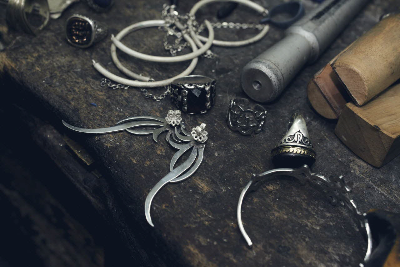 photographie Fabrication d'une paire de boucles d'oreilles en argent, atelier Ahmed Hussein Le Caire, Egypte 2017 Ph.2018.26.13 Photo Mucem/ Yves Inchierman