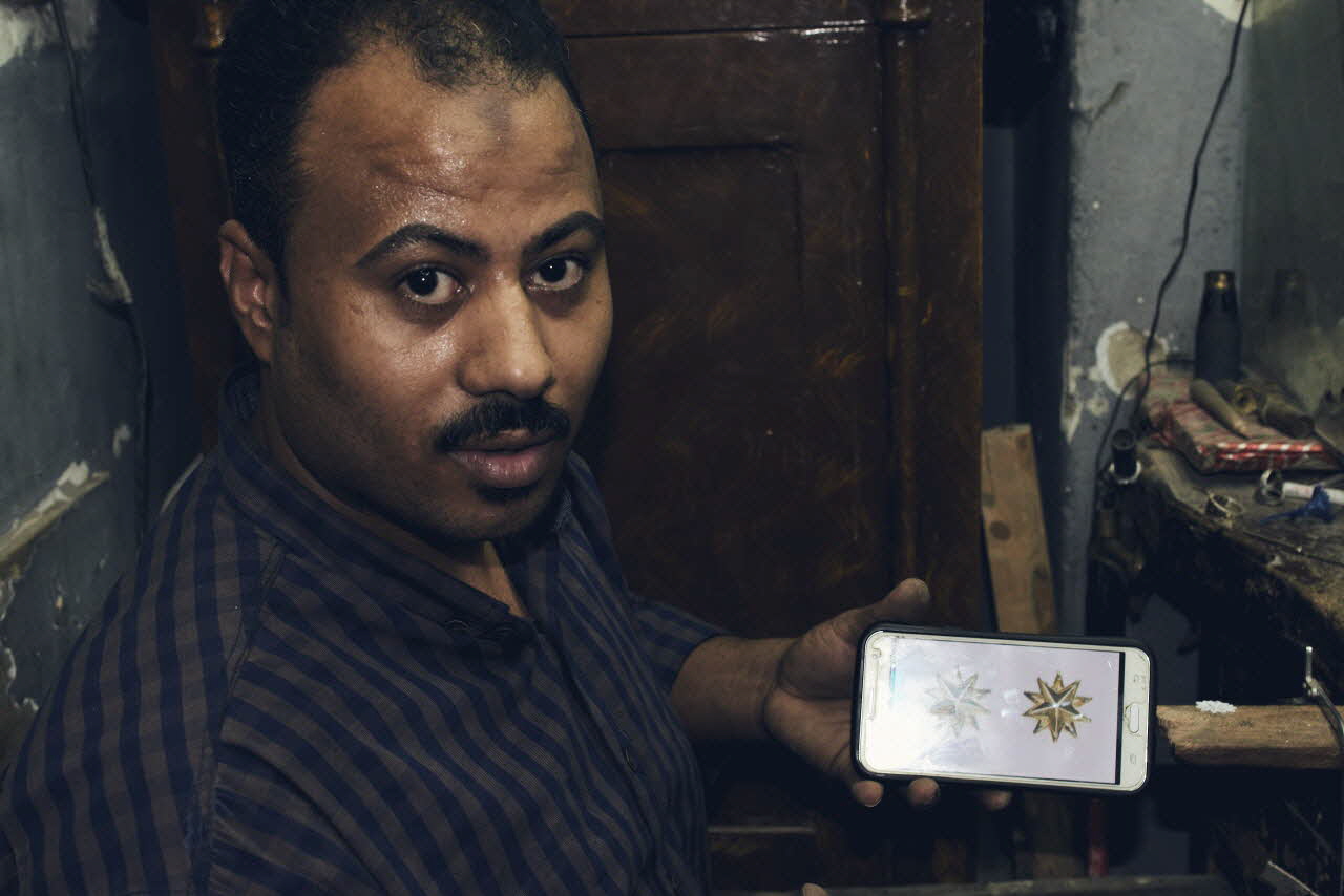 photographie Fabrication d'une paire de boucles d'oreilles en argent, atelier Ahmed Hussein Le Caire, Egypte 2017 Ph.2018.26.16 Photo Mucem/ Yves Inchierman