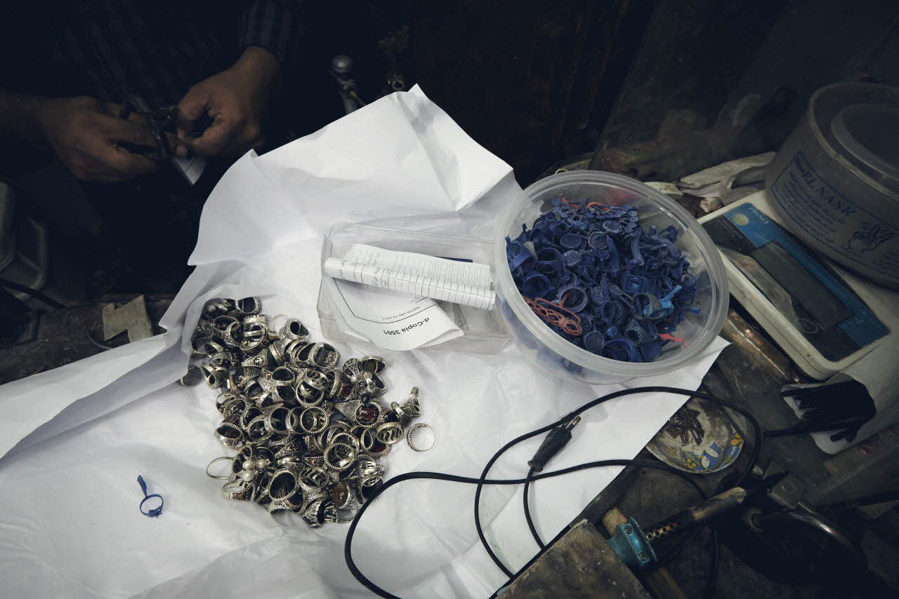 photographie Bagues en argent et modèles en cire, atelier Ahmed Hussein Le Caire, Egypte 2017 Ph.2018.26.17 Photo Mucem/ Yves Inchierman