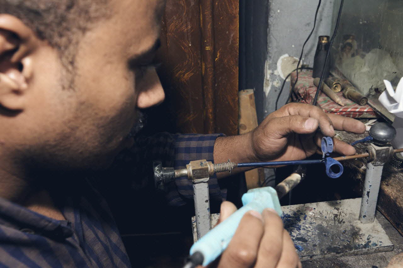 photographie Etapes de réalisation d'une bague en argent, selon la technique de la fonte à la cire perdue, atelier Ahmed Hussein Le Caire, Egypte 2017 Ph.2018.26.3 Photo Mucem/ Yves Inchierman