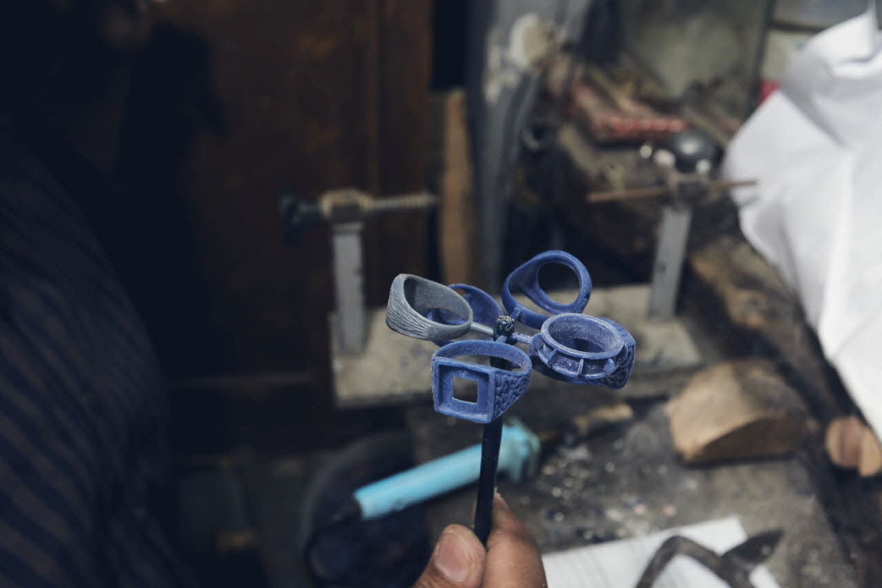 photographie Etapes de réalisation d'une bague en argent, selon la technique de la fonte à la cire perdue, atelier Ahmed Hussein Le Caire, Egypte 2017 Ph.2018.26.4 Photo Mucem/ Yves Inchierman