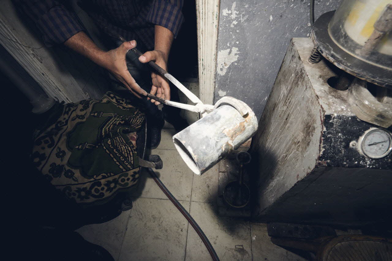 photographie Etapes de réalisation d'une bague en argent, selon la technique de la fonte à la cire perdue, atelier Ahmed Hussein Le Caire, Egypte 2017 Ph.2018.26.6 Photo Mucem/ Yves Inchierman