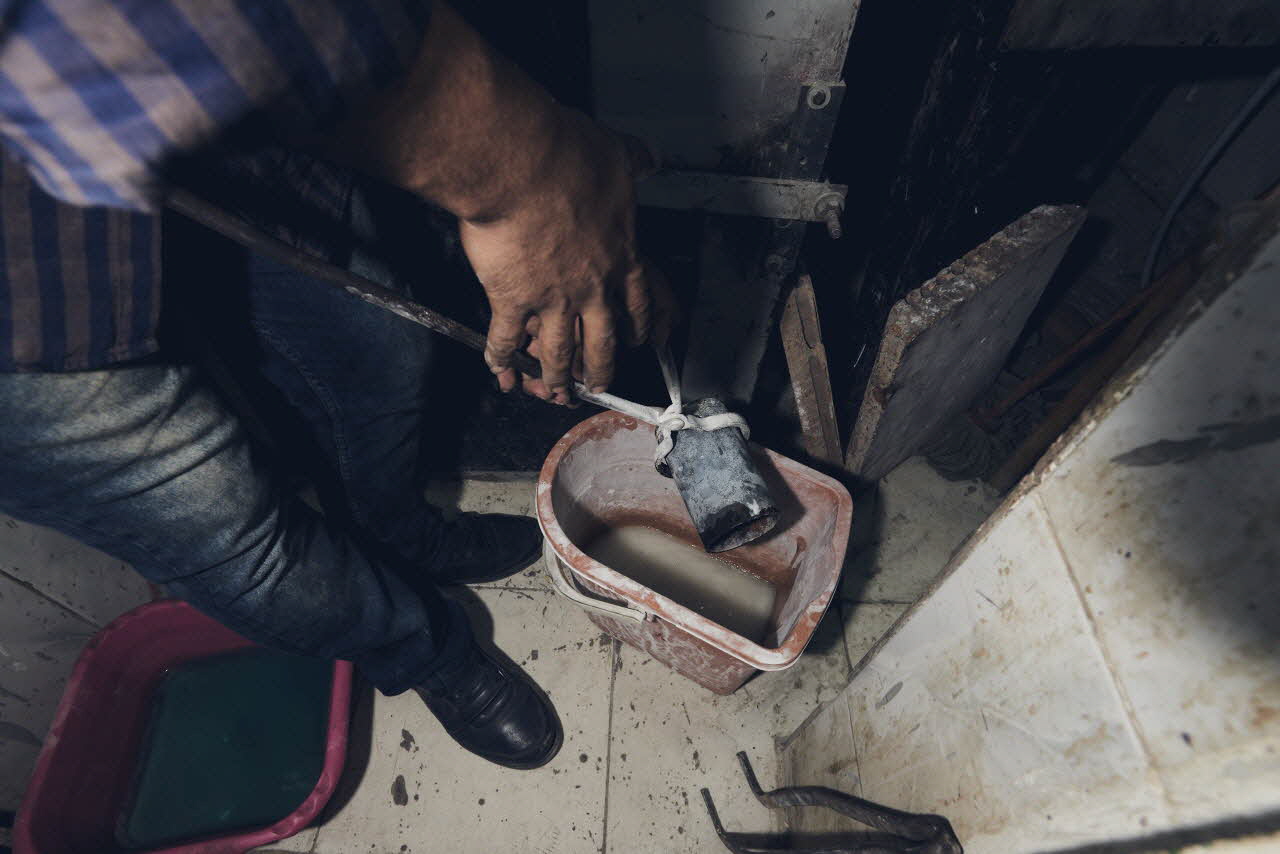 photographie Etapes de réalisation d'une bague en argent, selon la technique de la fonte à la cire perdue, atelier Ahmed Hussein Le Caire, Egypte 2017 Ph.2018.26.7 Photo Mucem/ Yves Inchierman