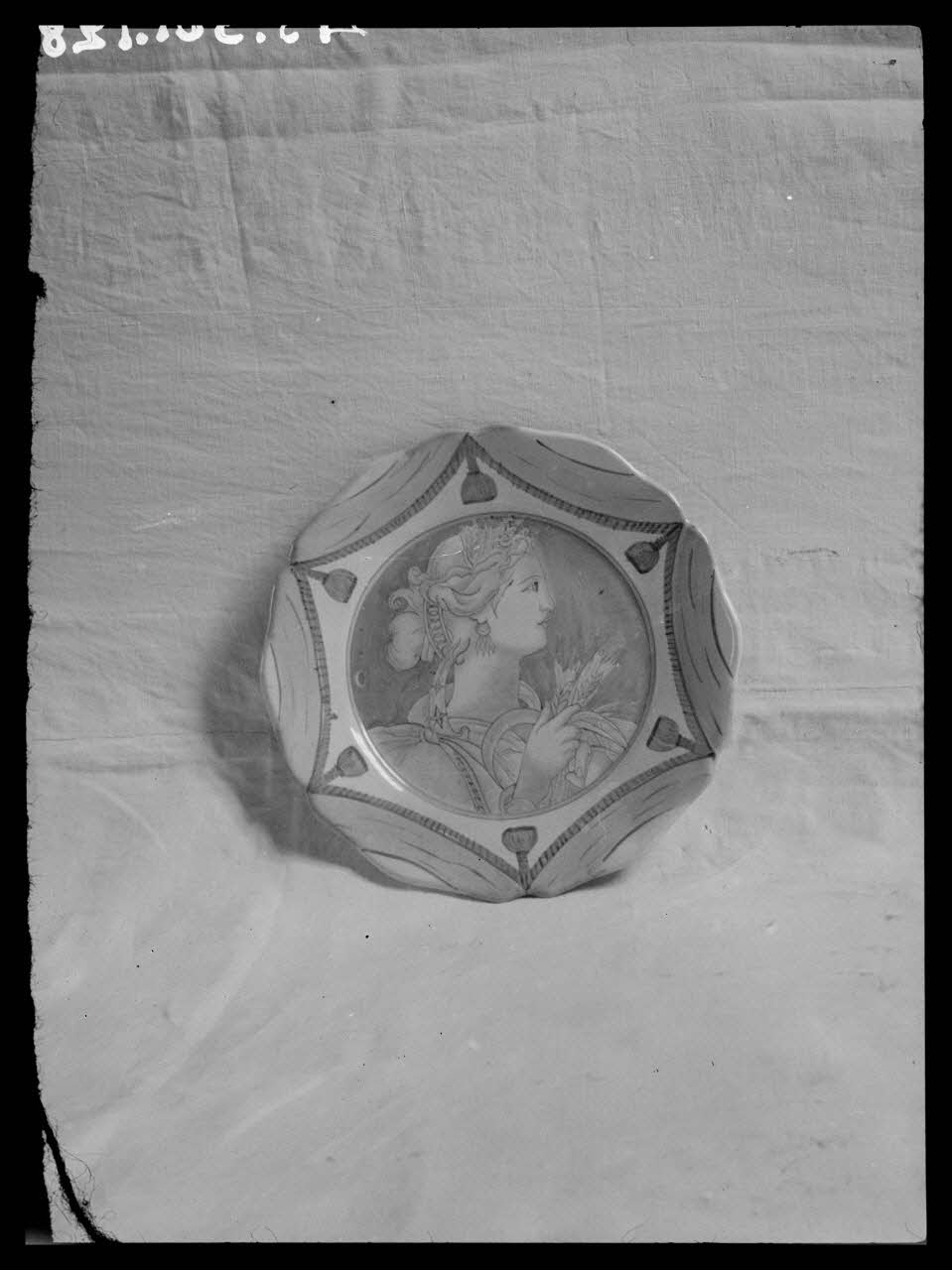 photographie Assiette plate décorée, en faïence Ph.1943.301.128 Photo