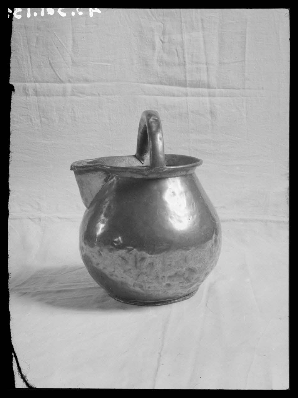 photographie Cruche en cuivre Ph.1943.301.135 Photo