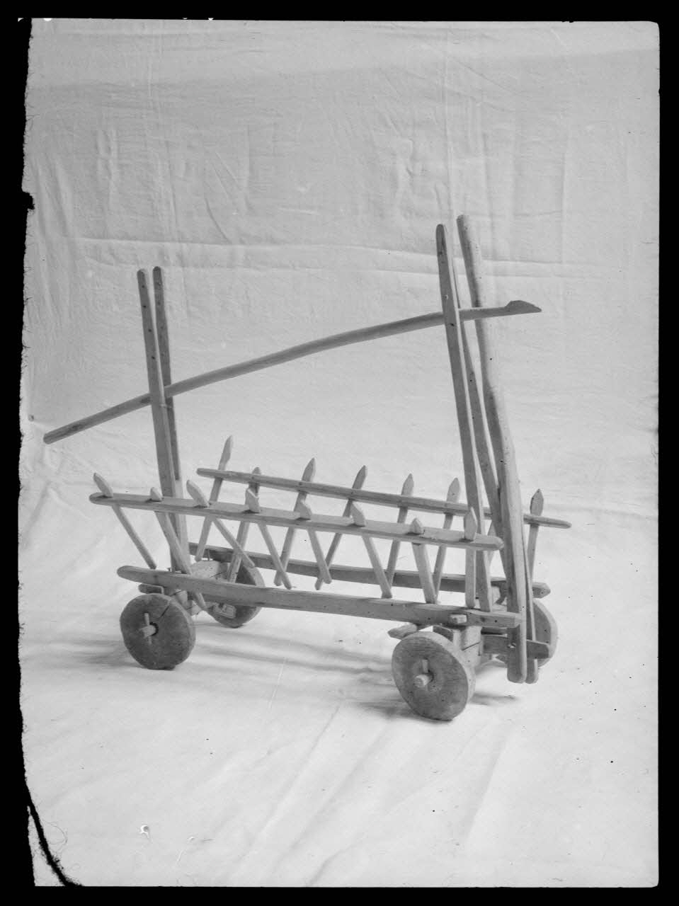 photographie Chariot, jouet d'enfant, en bois Ph.1943.301.136 Photo