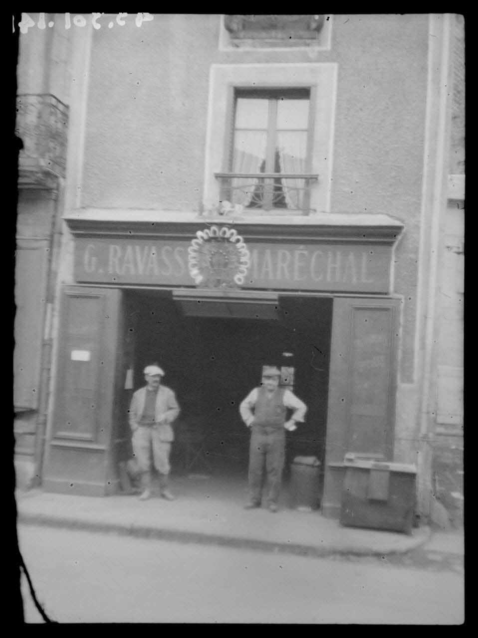 photographie Grande Rue. Chez Monsieur M. Ravasson. Façade de la boutique du maréchal-ferrant Ph.1943.301.141 Photo
