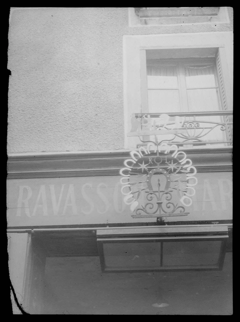 photographie Grande Rue. Chez Monsieur M. Ravasson. Enseigne de maréchal-ferrant en fer forgé Ph.1943.301.142 Photo