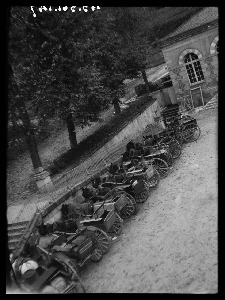 photographie La place des Thermes, un jour de marché, avec charrette à ânes Ph.1943.301.147 Photo