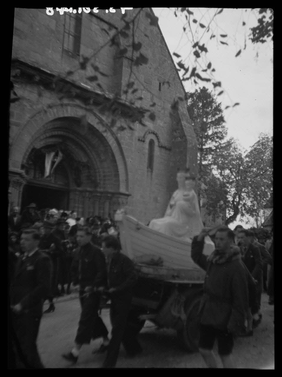 photographie Eglise. Pèlerinage de Notre-Dame de Boulogne, départ de l'église Ph.1943.301.148 Photo