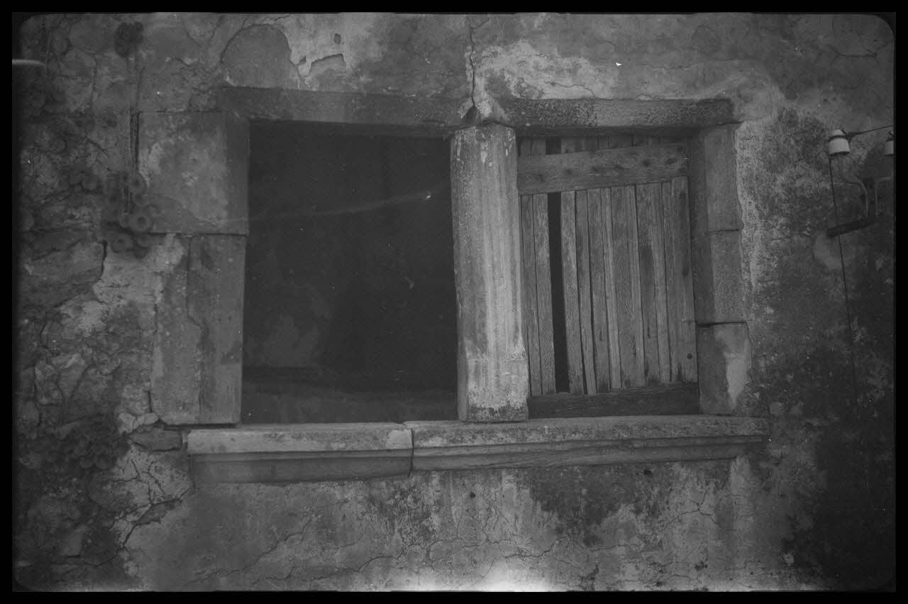 Yvon Almairac photographie Ferme de la Roussière. Fenêtre renaissance Languedoc-Roussillon, France 1943/2/3 Ph.1943.306.28 Photo