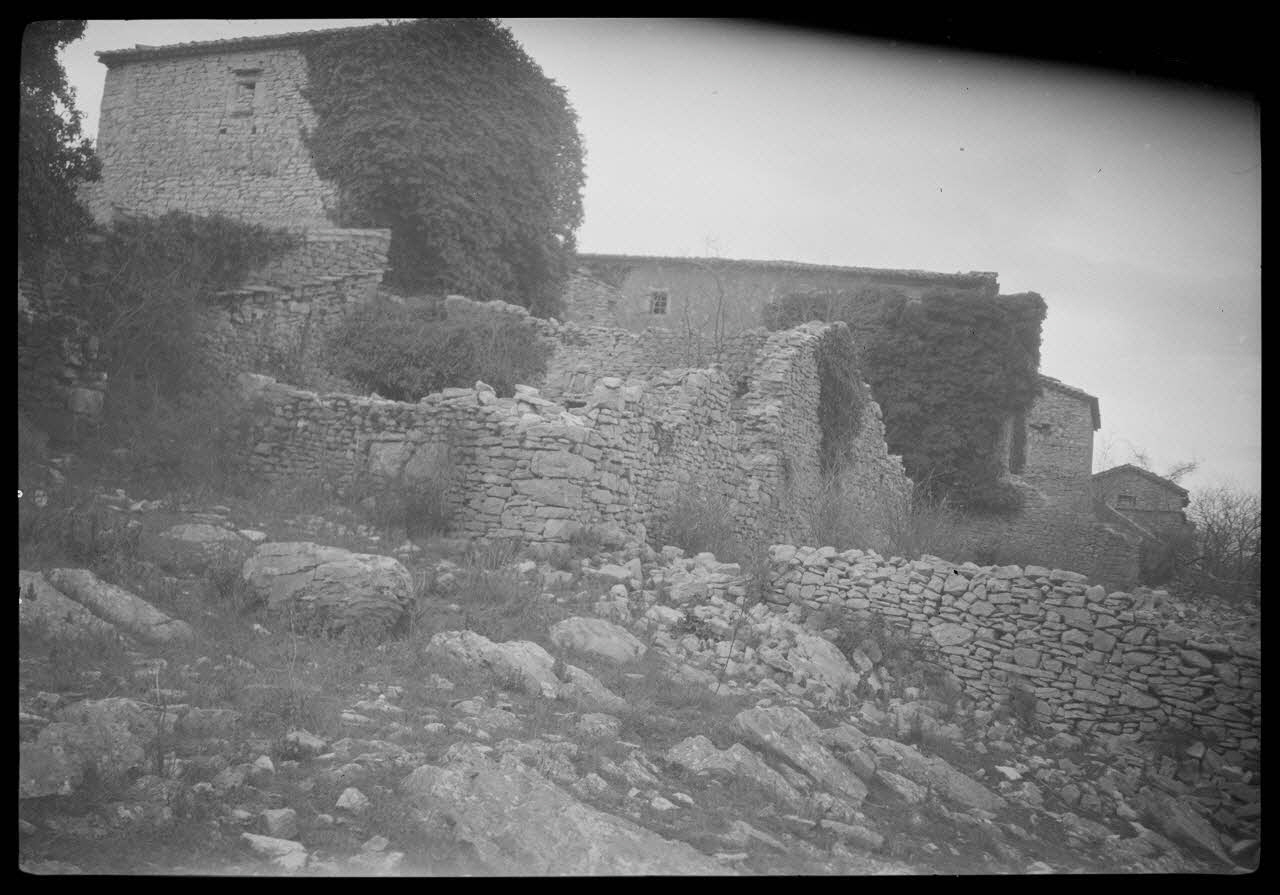 Yvon Almairac photographie Hameau Languedoc-Roussillon, France 1943/2/4 Ph.1943.306.32 Photo
