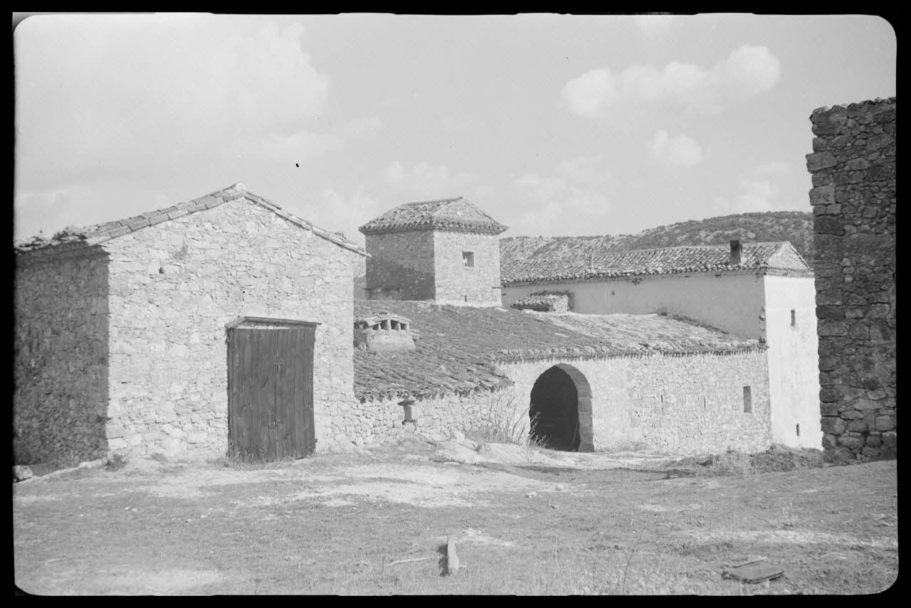 Yvon Almairac photographie Un mas près de Saint-André-de-Buèges Languedoc-Roussillon, France 1943/3/19 Ph.1943.306.65 Photo