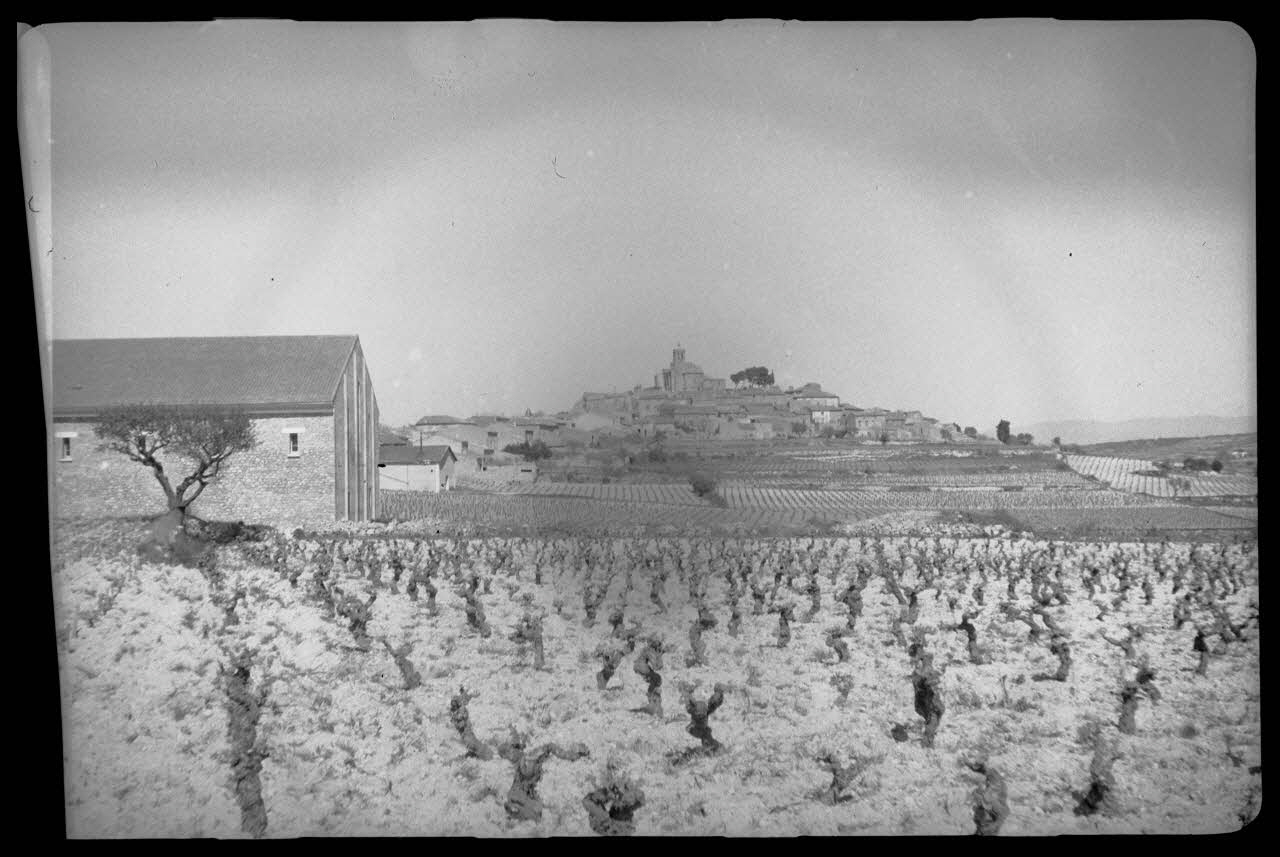 Yvon Almairac photographie Vue du village. Au premier plan, une coopérative Languedoc-Roussillon, France 1943/3/31 Ph.1943.306.72 Photo