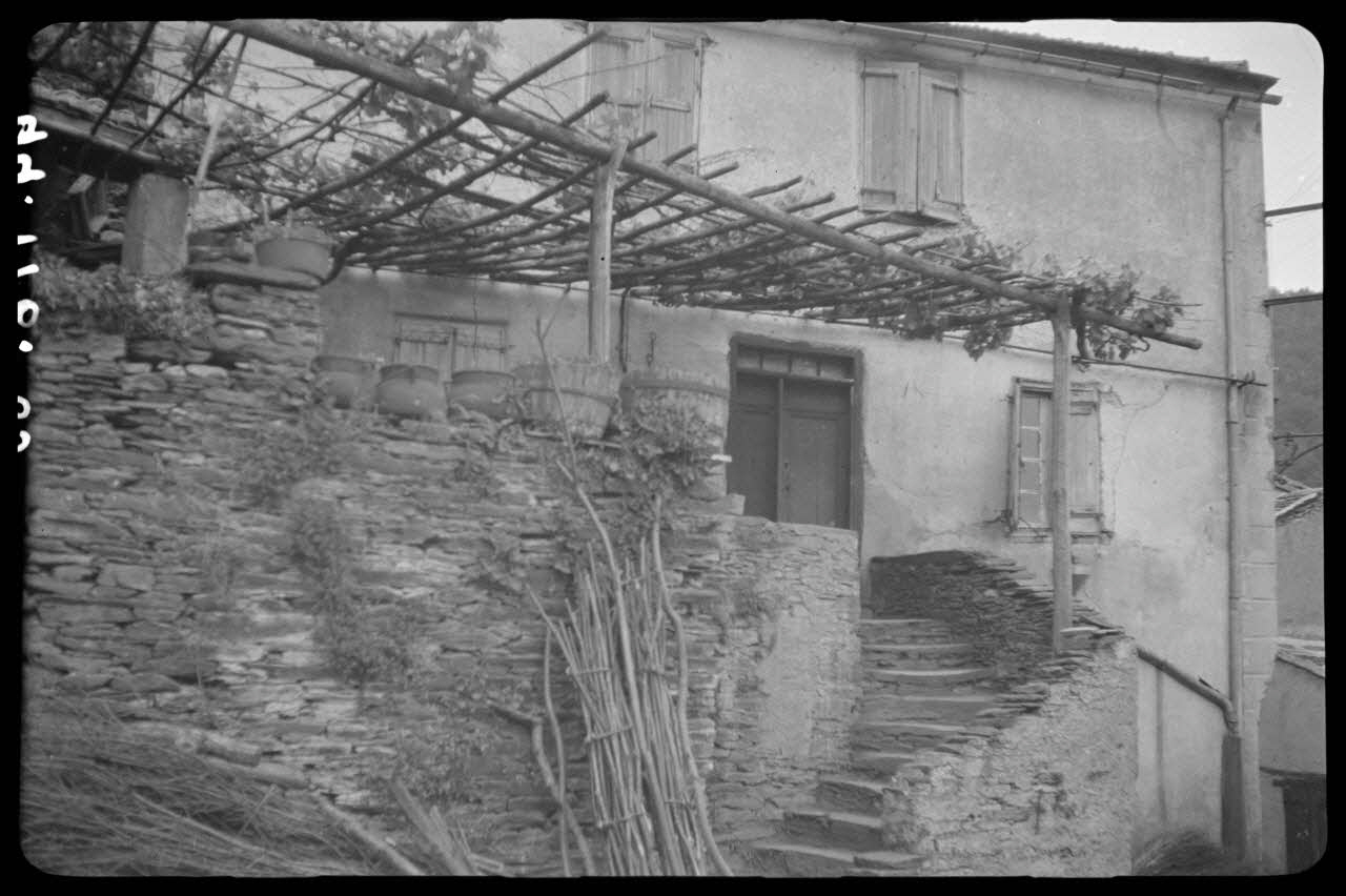 Yvon Almairac photographie Maison du village Languedoc-Roussillon, France 1944/5/20 Ph.1944.178.85 Photo