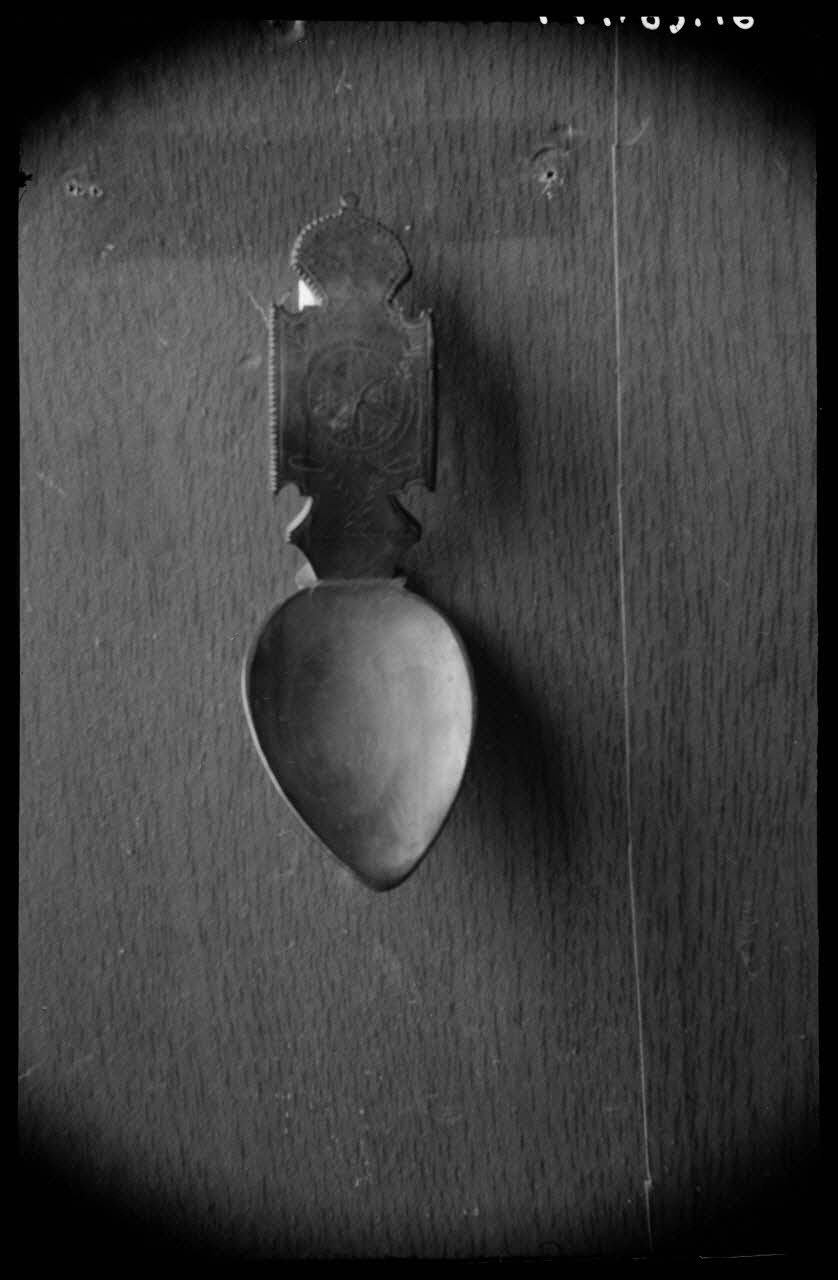 Robert Perreau photographie Cuiller à poignée rectangulaire découpée Aquitaine, France 1943/6/14 Ph.1944.183.16 Photo