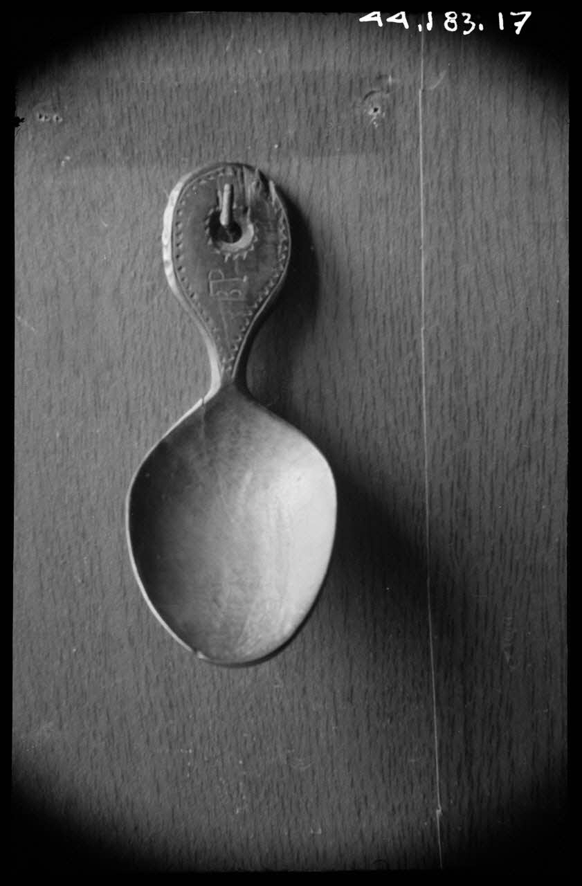 Robert Perreau photographie Cuiller à poignée arrondie Aquitaine, France 1943/6/14 Ph.1944.183.17 Photo