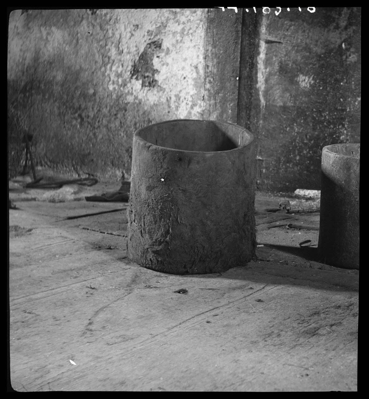 Robert Perreau photographie Pot à crème cylindrique en bois Midi-Pyrénées, France 1943/7/4 Ph.1944.183.18 Photo