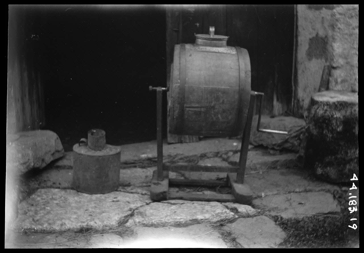 Robert Perreau photographie Baratte et bidon cylindrique Midi-Pyrénées, France 1943/7/5 Ph.1944.183.19 Photo