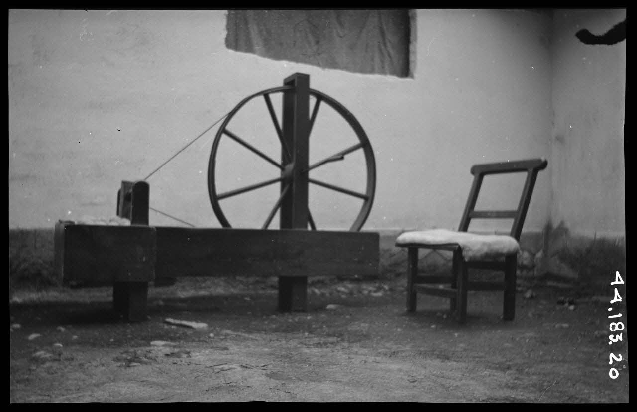 Robert Perreau photographie Rouet avec "tournet" pour les fuseaux Midi-Pyrénées, France 1943/7/7 Ph.1944.183.20 Photo