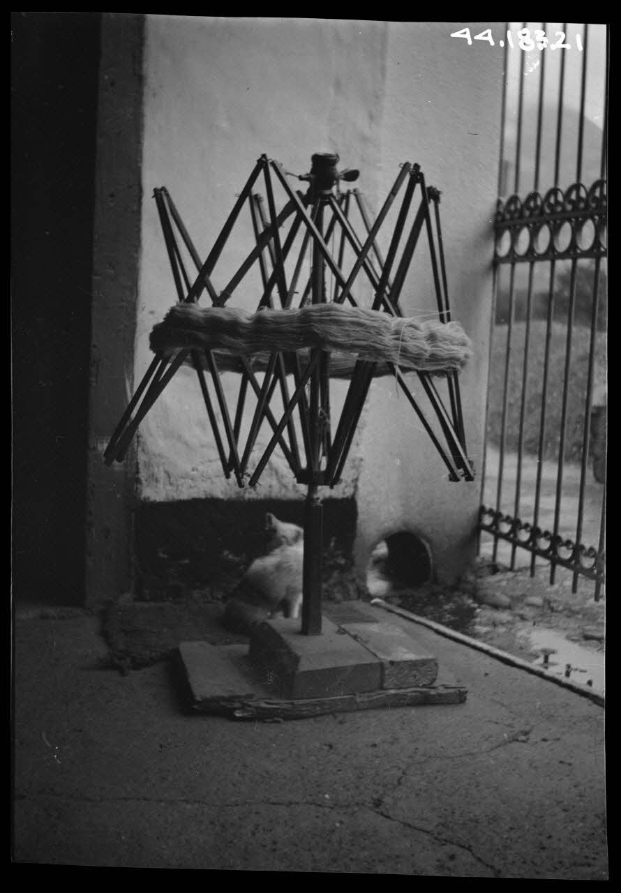 Robert Perreau photographie Dévidoir à croisillons mobiles Midi-Pyrénées, France 1943/7/7 Ph.1944.183.21 Photo