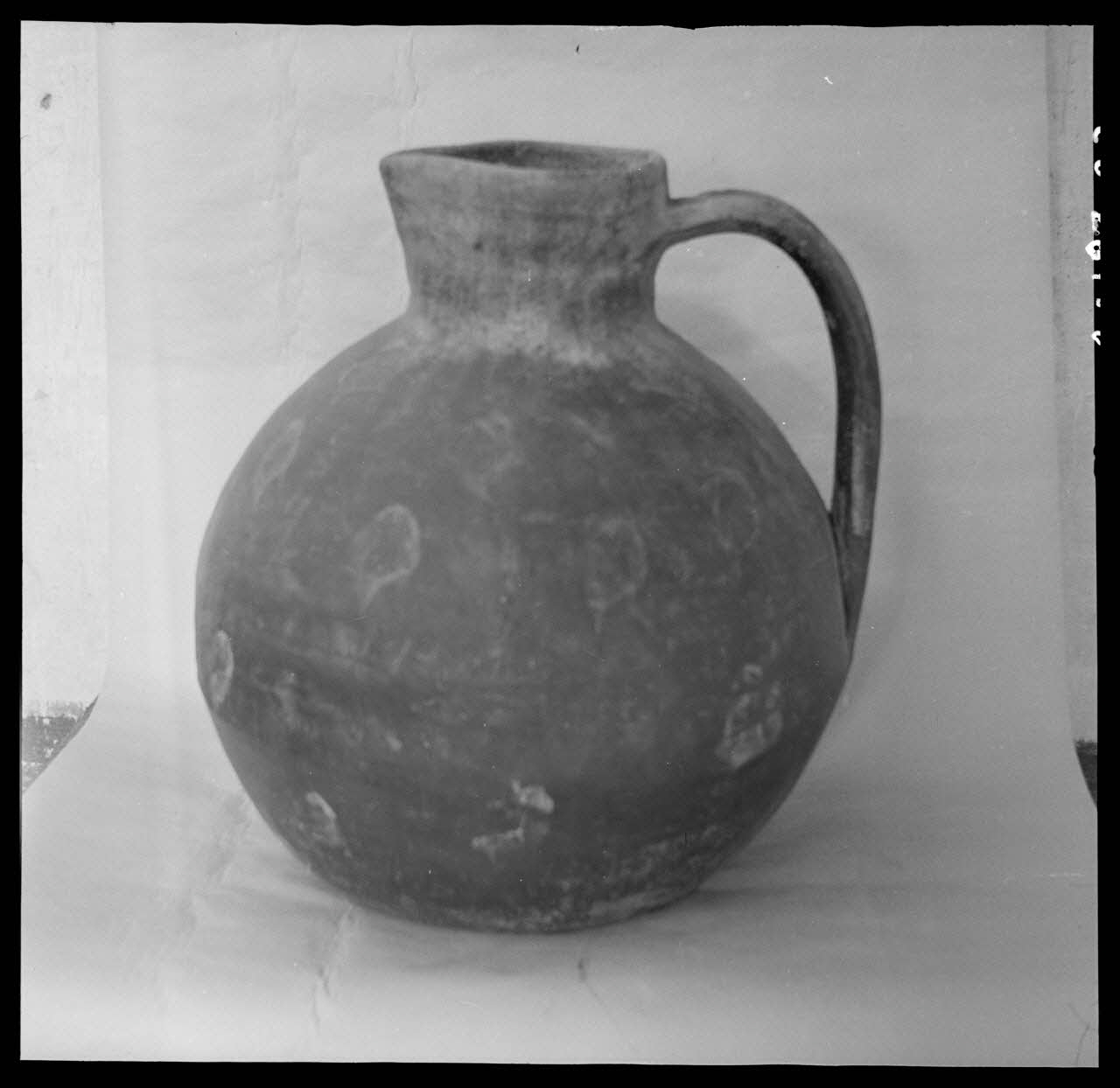 Robert Perreau photographie Cruche avec décor pommelé sur la panse Midi-Pyrénées, France 1943/8/7 Ph.1944.183.22 Photo