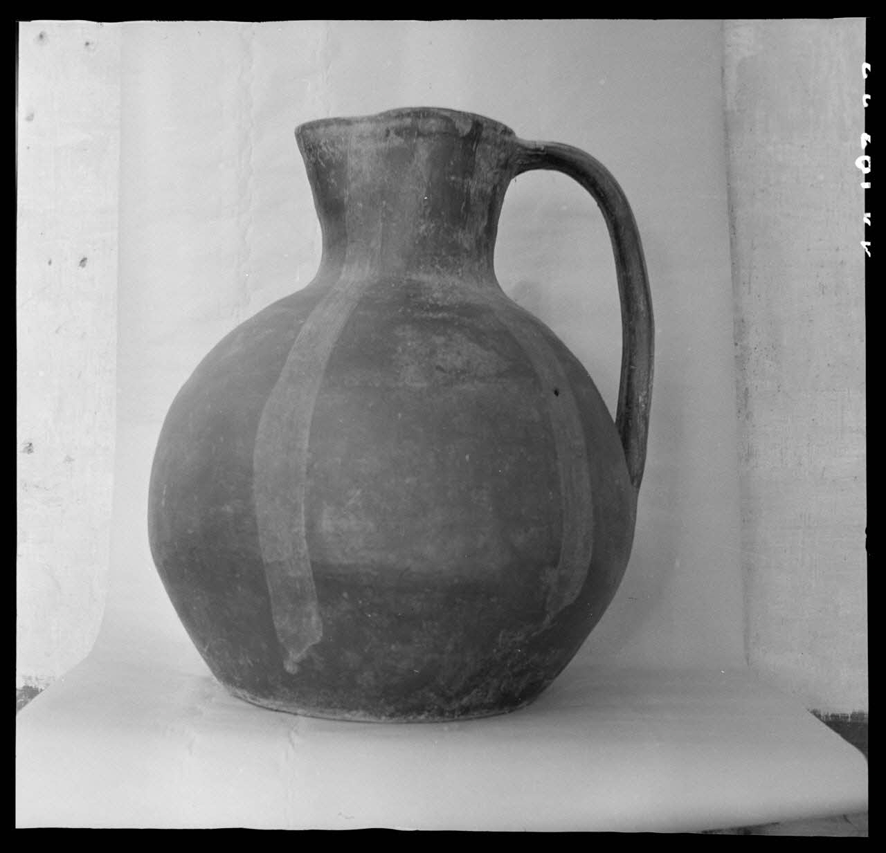 Robert Perreau photographie Cruche avec décor de bande sur la panse Midi-Pyrénées, France 1943/8/7 Ph.1944.183.23 Photo