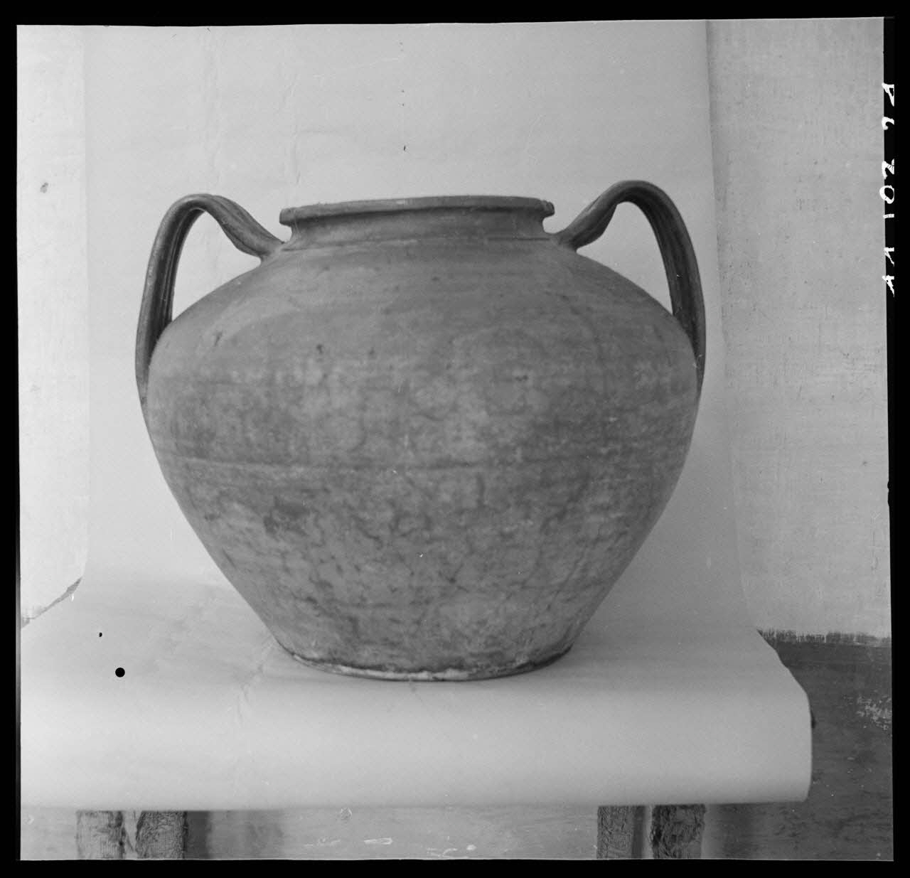Robert Perreau photographie Cruche à deux anses et col à rebord Midi-Pyrénées, France 1943/8/7 Ph.1944.183.24 Photo