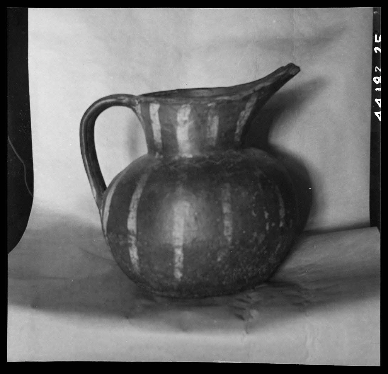 Robert Perreau photographie Cruche à une anse et grand bec Midi-Pyrénées, France 1943/8/7 Ph.1944.183.25 Photo